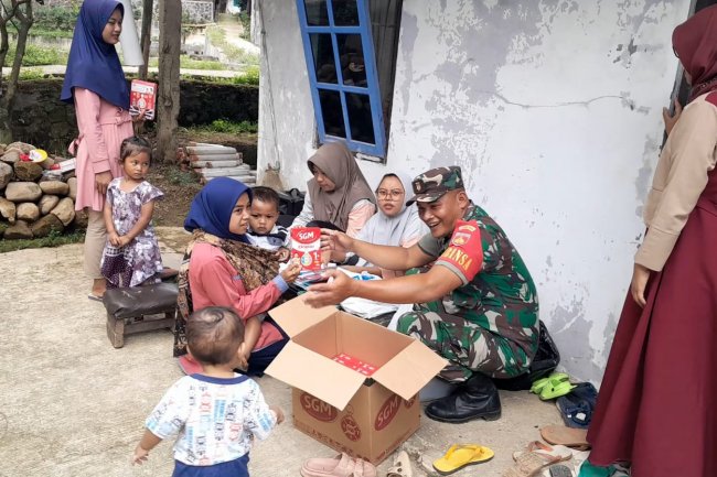 Wujudkan Balita Sehat Bebas Stunting Babinsa Dampingi Pemberian Makanan Tambahan Bagi Balita