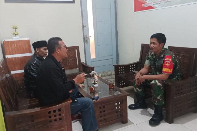 Perkenalan Wilayah Sebagai Babinsa Baru Serka Didik Sambangi Kantor Balai Desa Karangkobar