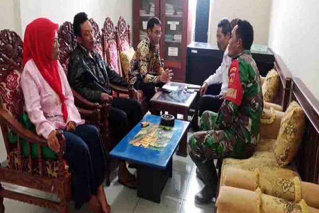 Babinsa Jalin Silaturahmi Dengan Warga Dan Perangkat Desa Pagerpela