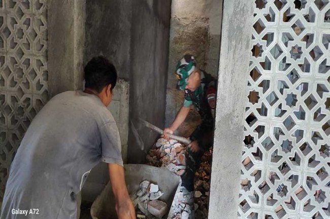 Memper Erat Hubungan TNI Dengan Rakyat Babinsa Bantu Renovasi Rumah Warga Binaan