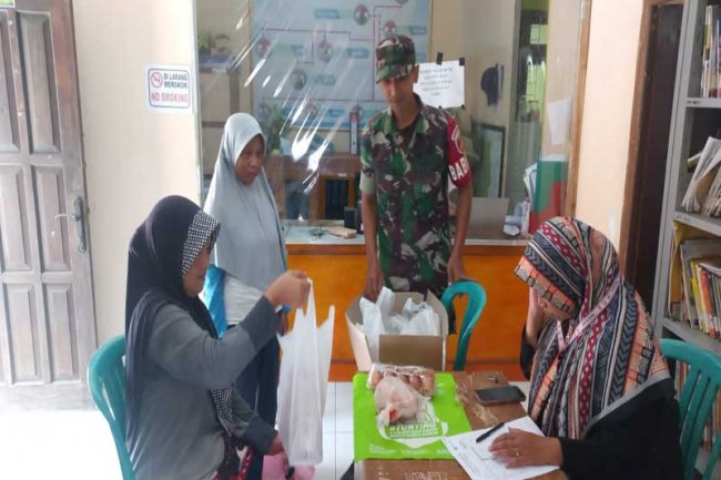 Babinsa Dampingi Pembagian Bantuan Pangan Pengentasan Stunting