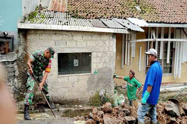 Serka Purnomo Babinsa Desa Sampang Bersama Warga Kerja Bakti Membuat Drainase