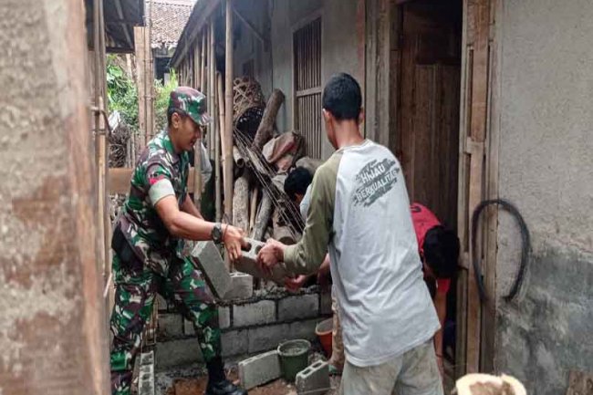 Ciptakan Lingkungan Bersih Dan Sehat Babinsa Bantu Warga Buat Jamban Sehat