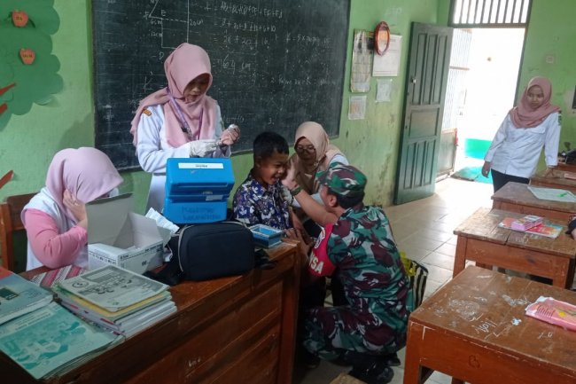 Babinsa Koramil 04/Karangkobar Dampingi Bulan Imunisasi Anak Nasional SDN 1 Pasuruhan