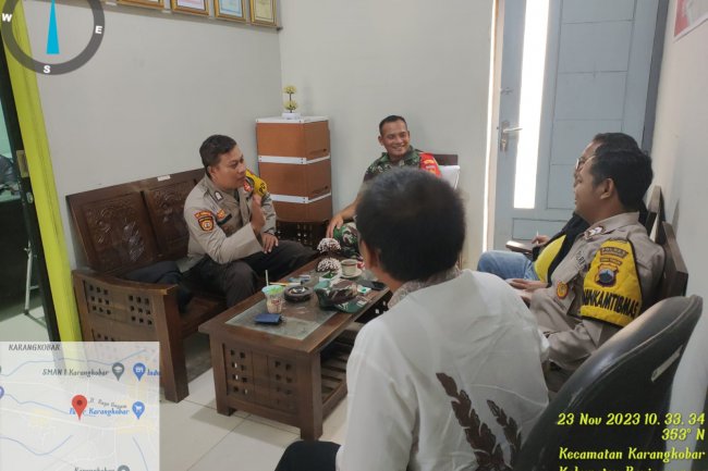 Babinsa Dan Bhabinkamtibmas Jalin Silaturahmi Dengan Perangkat Desa Karangkobar