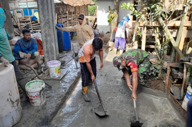 Sebagai Bentuk Kepedulian TNI, Babinsa Koramil 04/Karangkobar Bantu Cor Rumah Warga
