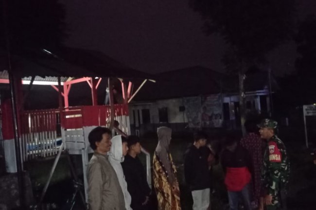 Patroli Malam Hari Babinsa Sambangi Poskamling Ciptakan Kondusifitas Wilayah