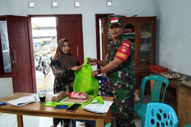Babinsa Kawal Pendistribusian Bantuan Stunting Bagi Warga Desa Karanggondang