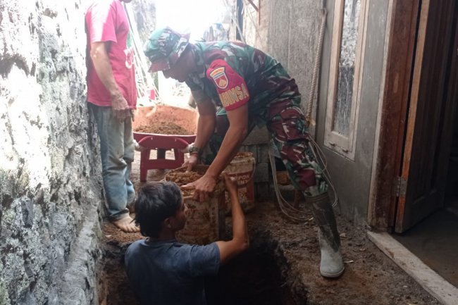 Ciptakan Lingkungan Bersih Dan Sehat Babinsa Bantu Warga Buat Jamban Sehat