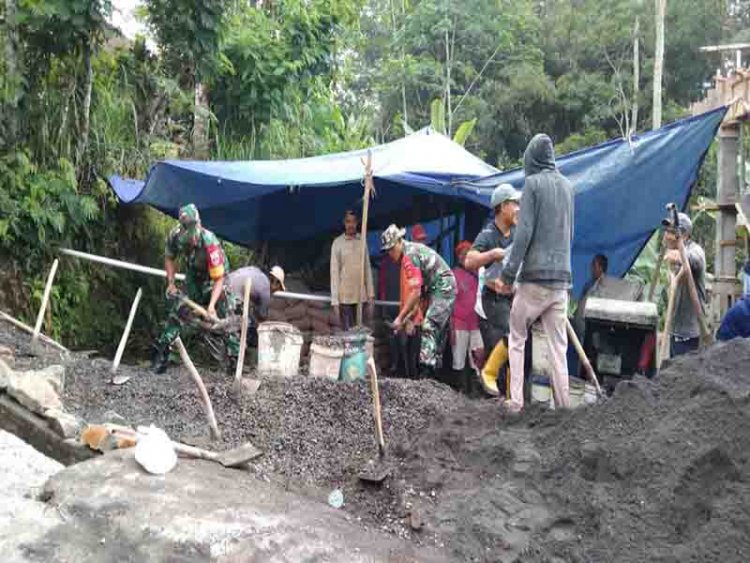 Manunggal Dengan Rakyat Babinsa Koramil 04/Karangkobar Kerja Bakti Pengecoran TPQ AL-AMIN
