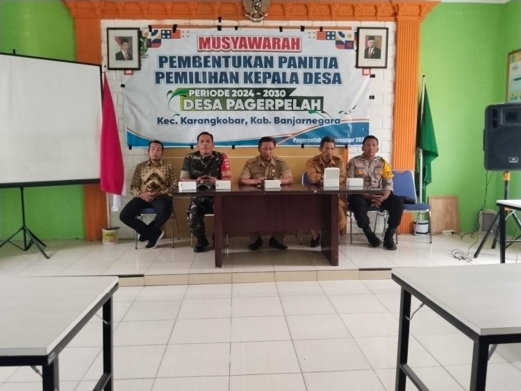 Babinsa Bersama Bhabinkamtibmas Hadiri Rapat Pembentukan Panitia Pemilihan Kepala Desa Pagerpela