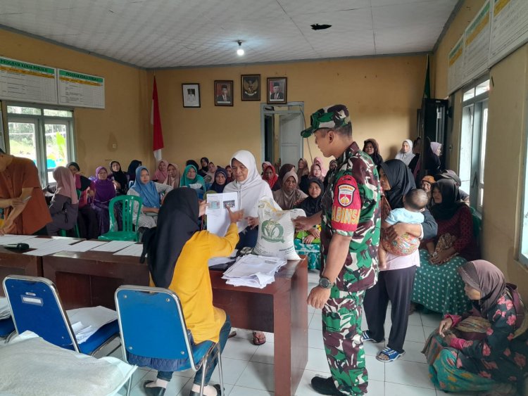 Serda Suratno Dampingi Penyaluran Beras Dari Bulog Kepada 375 Warga Desa Ambal