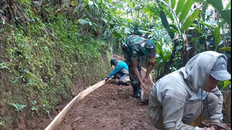Babinsa Gotong Royong Dengan Warga Pembuatan Jalan Usaha Tani Desa Slatri