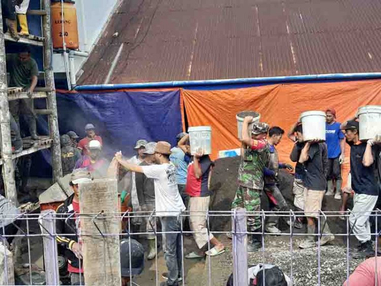 Mantapkan Kemanunggalan TNI Dengan Rakyat Babinsa Kerja Bakti  Pengecoran Musollah