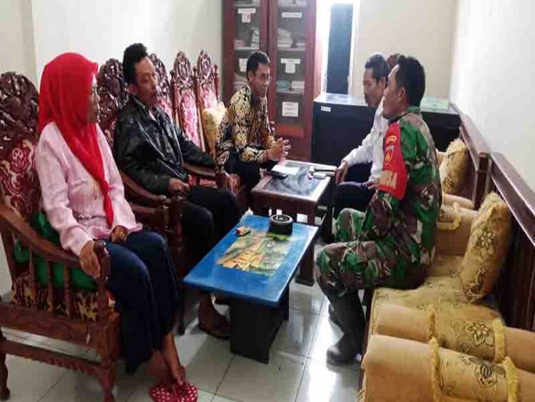 Babinsa Jalin Silaturahmi Dengan Warga Dan Perangkat Desa Pagerpela