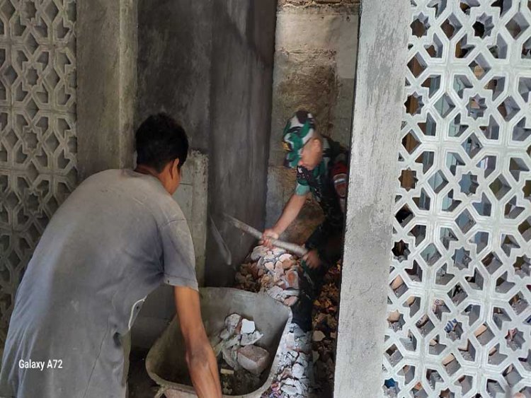 Memper Erat Hubungan TNI Dengan Rakyat Babinsa Bantu Renovasi Rumah Warga Binaan