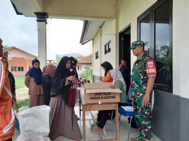 Serma Sujatnoto Dampingi Pembagian Bantuan Pangan Pengentasan Stunting