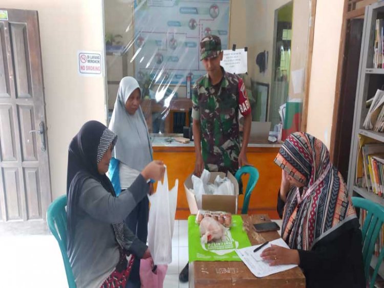 Babinsa Dampingi Pembagian Bantuan Pangan Pengentasan Stunting
