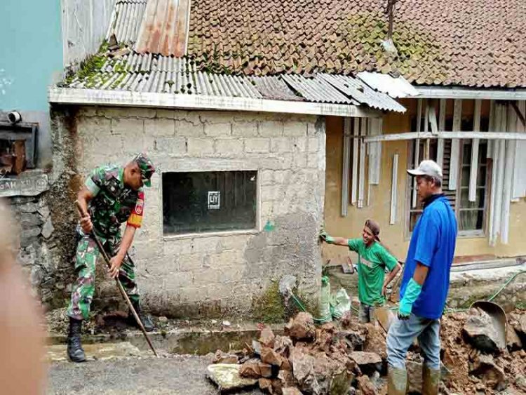 Serka Purnomo Babinsa Desa Sampang Bersama Warga Kerja Bakti Membuat Drainase