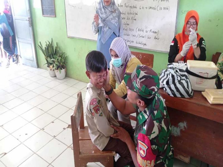 Babinsa Koramil 04/Karangkobar Dampingi Petugas Puskesmas Laksanakan Imunisasi BIAS