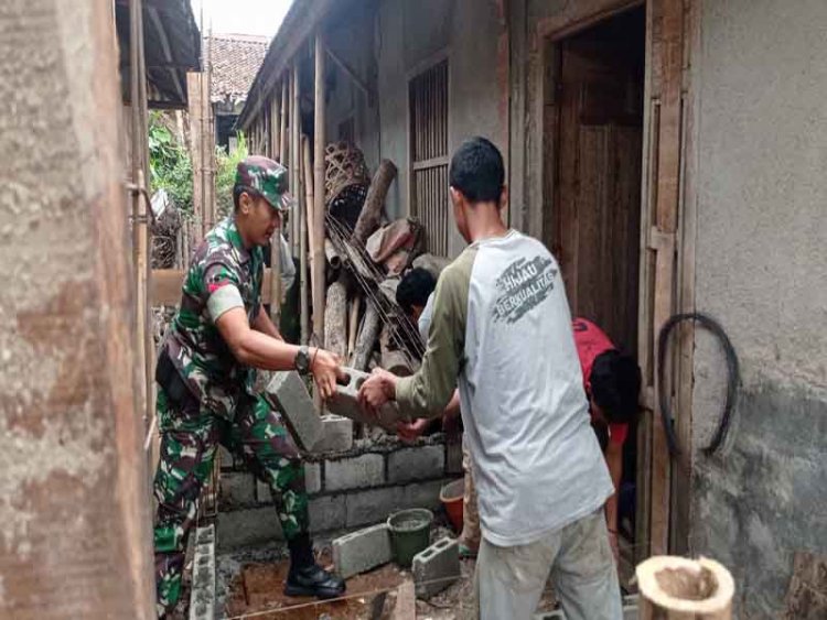 Ciptakan Lingkungan Bersih Dan Sehat Babinsa Bantu Warga Buat Jamban Sehat