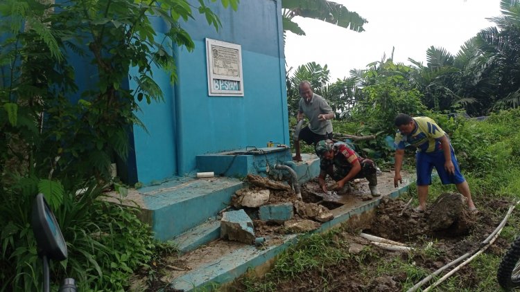Babinsa Koramil 04/Karangkobar Bantu Warga Perbaiki Pipa Jalur Distrubusi Air Bersih