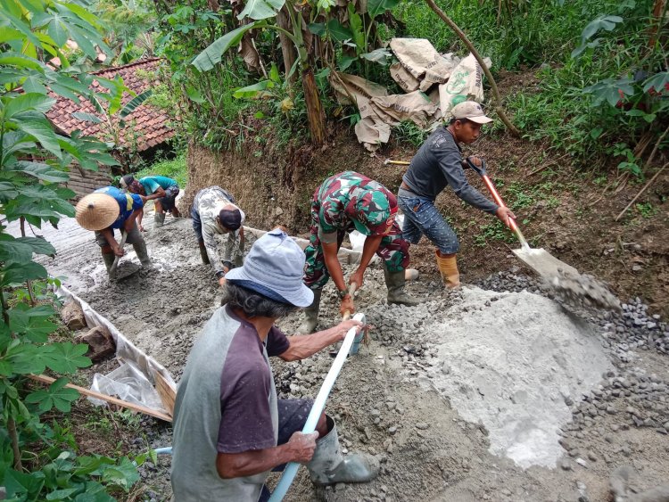 Gotong Royong Babinsa Dengan Warga Pengecoran Jalan Usaha Tani Desa Pasuruhan