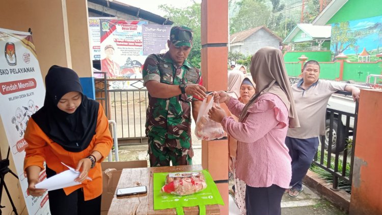 Serka Purnomo Dampingi Pembagian Bantuan Pangan Pengentasan Stunting Desa Slatri