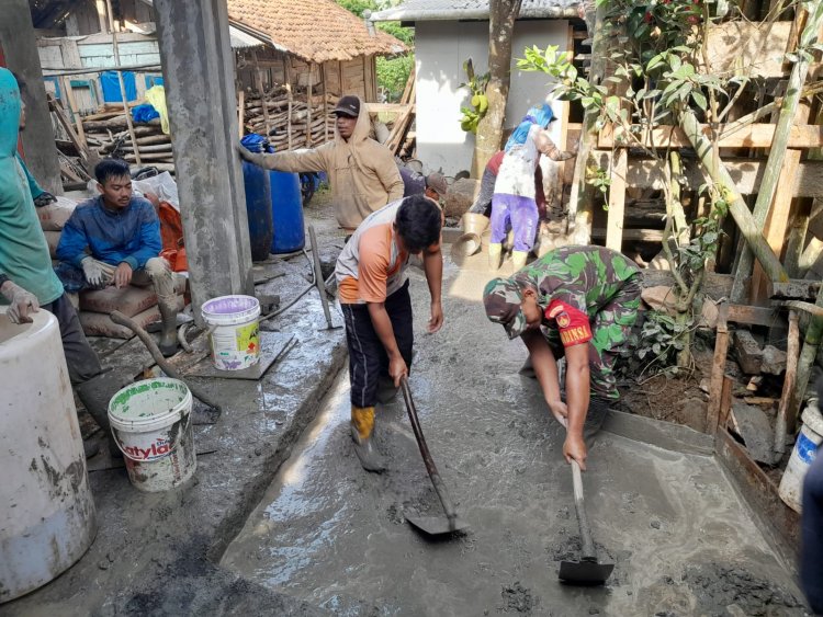 Sebagai Bentuk Kepedulian TNI, Babinsa Koramil 04/Karangkobar Bantu Cor Rumah Warga
