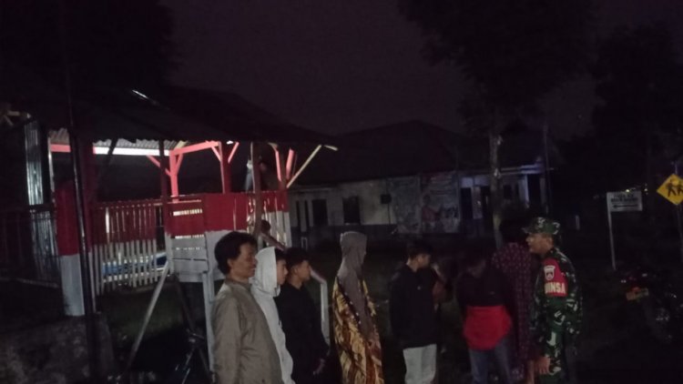 Patroli Malam Hari Babinsa Sambangi Poskamling Ciptakan Kondusifitas Wilayah