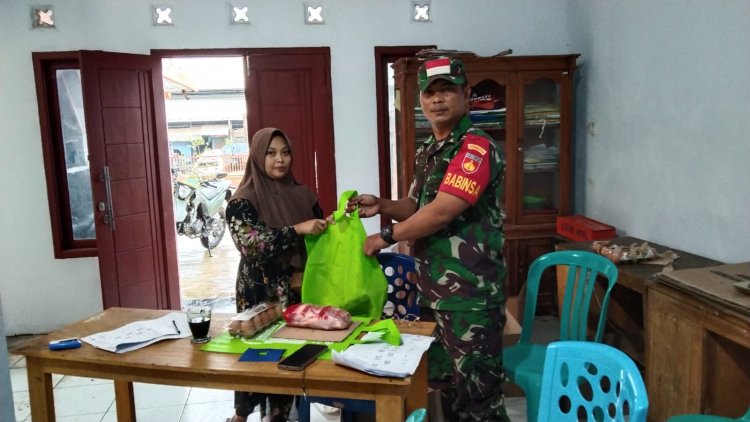 Babinsa Kawal Pendistribusian Bantuan Stunting Bagi Warga Desa Karanggondang