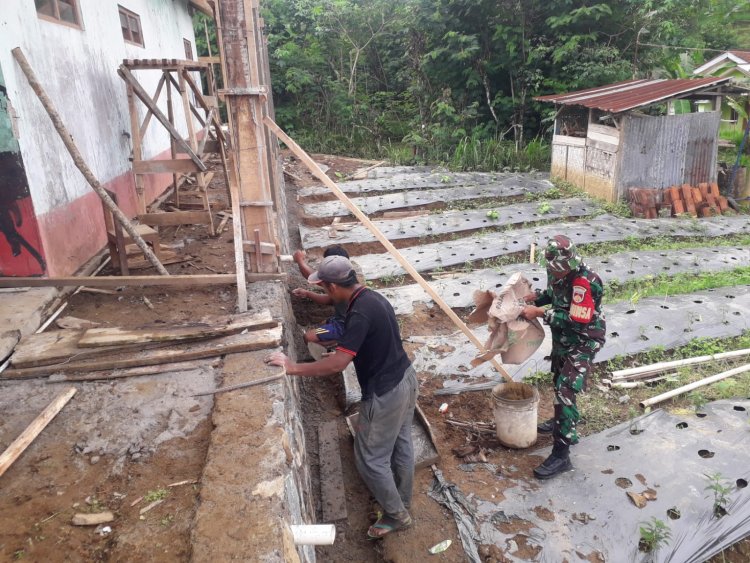 Kemanunggalan TNI dan Rakyat, Babinsa Serda Iwan Priyanto Bantu Warga Rehab TPQ