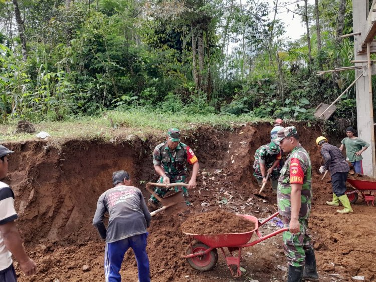 Sinergi TNI Dengan Rakyat,Babinsa Ikut Kerja Bakti  Menimbun Pondasi Gedung NU Karangkobar