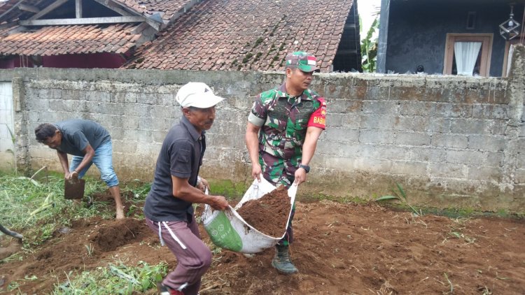 Ringankan Beban Pekerjaan Warga,Sertu Tohar Kerja Bakti Bantu Warganya Ratakan Lahan