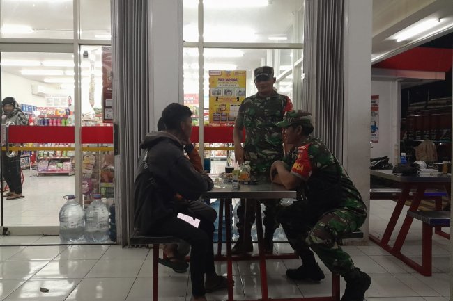 Yakinkan Wilayah binaan tetap Kondusif, Babinsa Koramil 04/Karangkobar Karangkobar laksanakan Patroli Wilayah