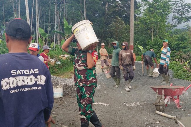 Gotong-royong merupakan ciri khas Bangsa Indonesia diyakini menjadi salah satu perekat silaturahmi diantara anak bangsa