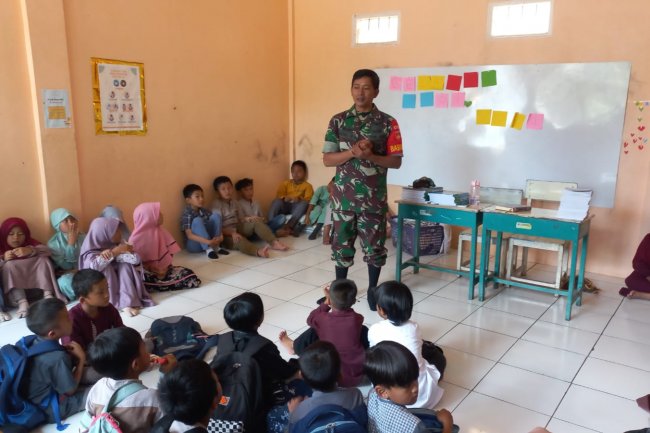 Menumbuhkan Jiwa Patriotisme  Generasi Penerus Bangsa, Babinsa Berikan Materi Wasbang Siswa SDIT