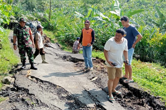 Babinsa Bersama Aparatur Pemerintah Desa Dan Destana Cek Jalan Retak