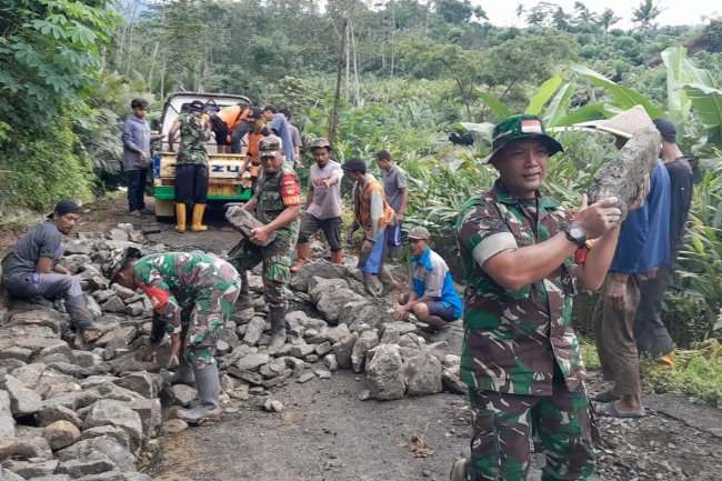 Dengan Gotong Royong Seberat Apapun Pekerjaan Kalau Dikerjakan Secara Bersama Pasti Terasa Ringan
