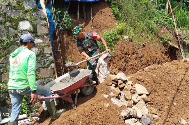Wujud Nyata Kemanunggalan TNI dengan Rakyat Babinsa Gotong royong Kerja Bakti pembuatan Talud 