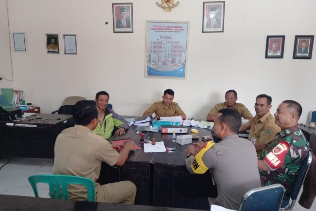 Babinsa Bersama Bhabinkamtibmas Aktif Jalin Komsos Dengan Aparatur Pemerintah