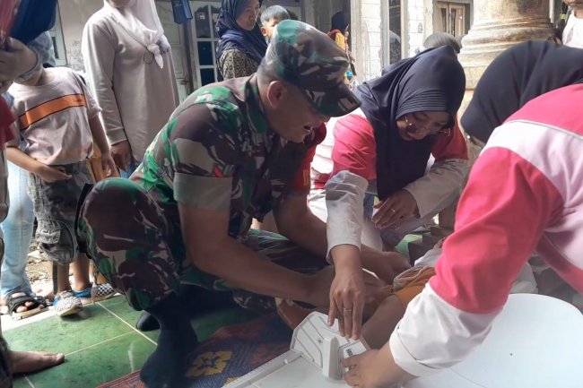 Peduli Kesehatan Balita Babinsa Koramil 04/Karabgkobar Dampingi Bidan Desa Giat Posyandu Balita