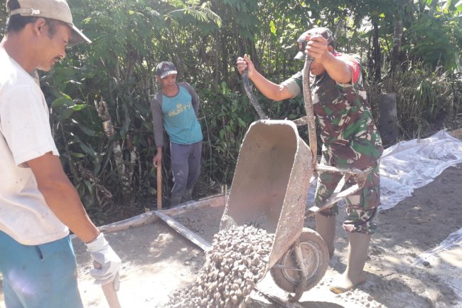 Babinsa Koramil 04/Karangkobar  Melaksanakan Kegiatan Pengecoran Jalan