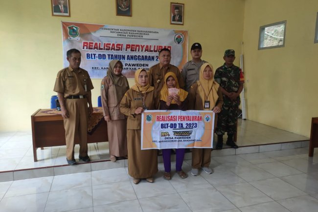 Pastikan Aman Dan Tepat Sasaran Babinsa Bersama Bhabinkamtibmas Dampingi Penyaluran BLT DD Desa Paweden