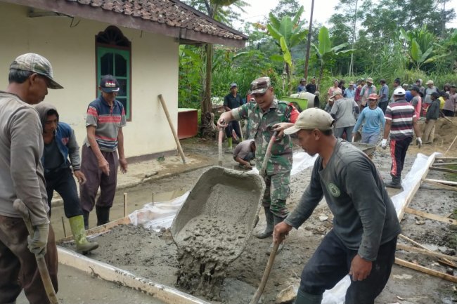 Membaur Dengan Masyarakat, Babinsa Gotong Royong Pengecoran Jalan Menuju Ke Masjid