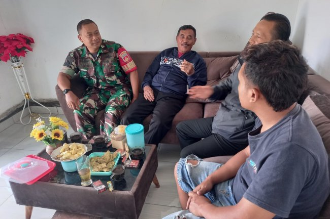 Pererat Hubungan TNI Dengan Masyarakat, Babinsa Komsos Bersama Tokoh Masyarakat