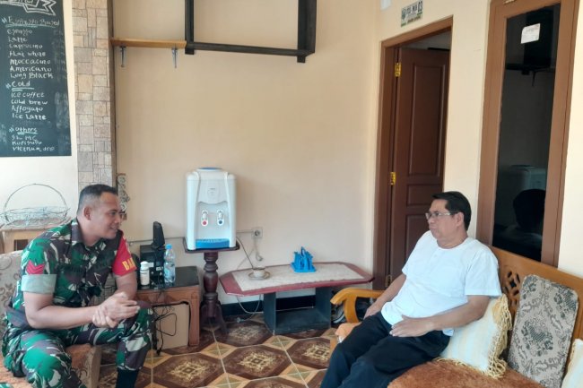 Jelang Natal Dan Tahun Baru Babinsa Koramil 04/Karangkobar Jalin Komsos Dengan Pendeta