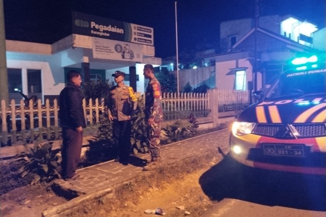 Patroli Malam Babinsa Bersama Bhabinkamtibmas Sambangi Kantor Perbankan, Wujud TNI Hadir di Tengah Masyarakat