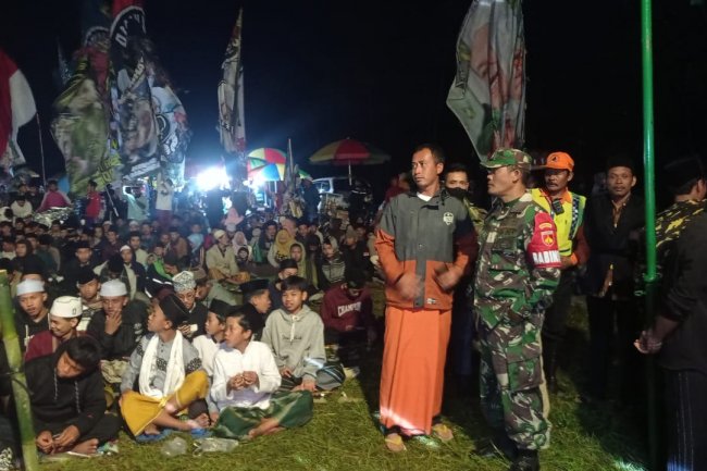 Babinsa Koramil 04/Karangkobar Melaksanakan Kegiatan Pengaman Pagerpela Bersholawat