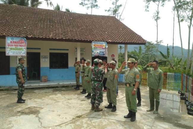 Maksimalkan Peran Satlinmas, Babinsa Koramil 04/Karangkobar Berikan Pelatihan dan Pembinaan